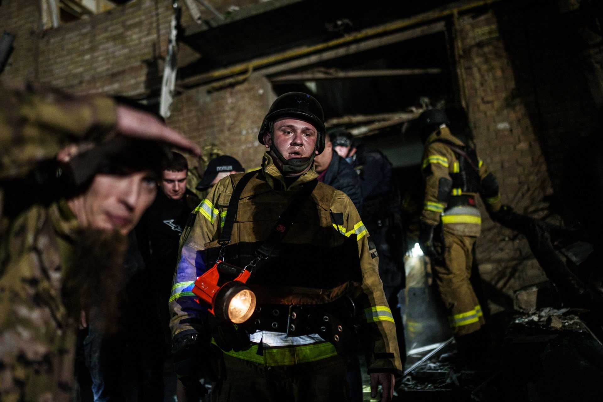 Ukrainian rescuers continue the search for survivors Ukrainian rescuers Russia's April 24 Attack on Kyiv