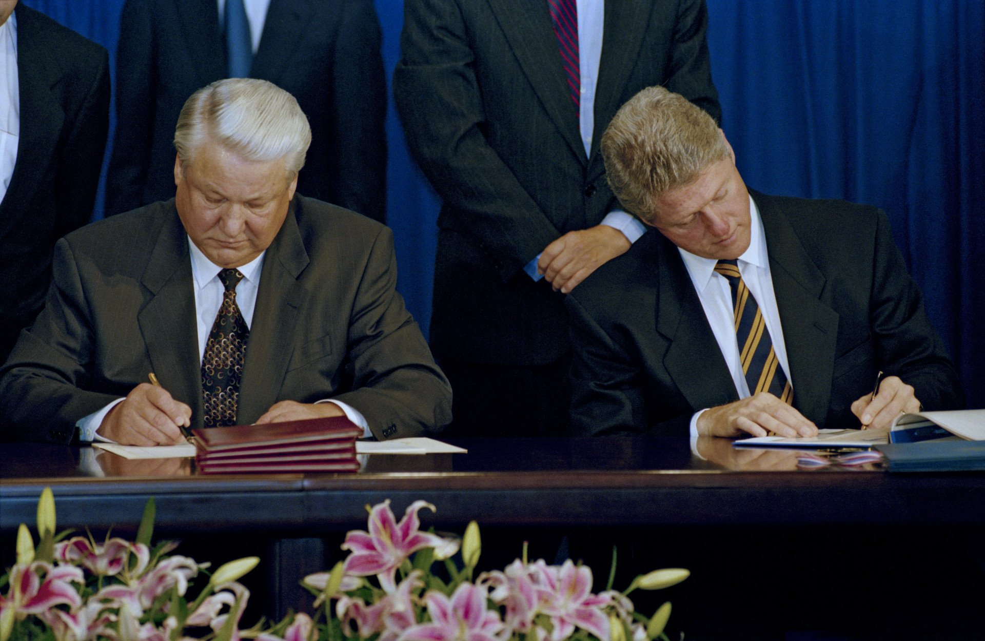 Budapest, Hungary, December 5, 1994: Russian President Boris Yeltsin (L) and US President Bill Clinton (R) sign the agreement. (Photo by David Brauchli/Sygma via Getty Images)