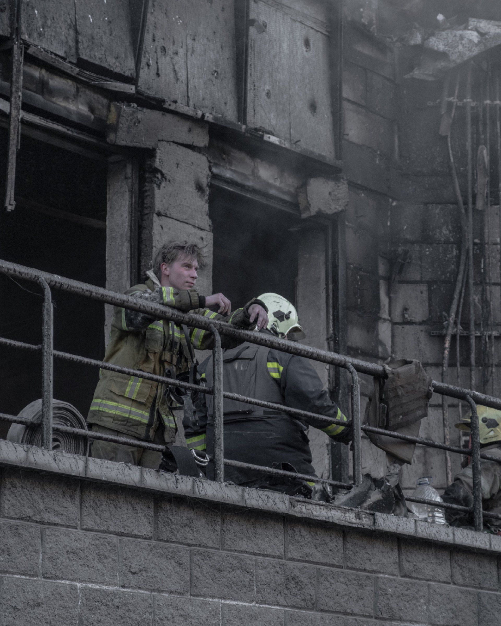 Rusia lanza 690 misiles y drones contra Ucrania Bomberos trabajan dentro de un edificio quemado en Kyiv tras el ataque ruso contra la capital ucraniana.