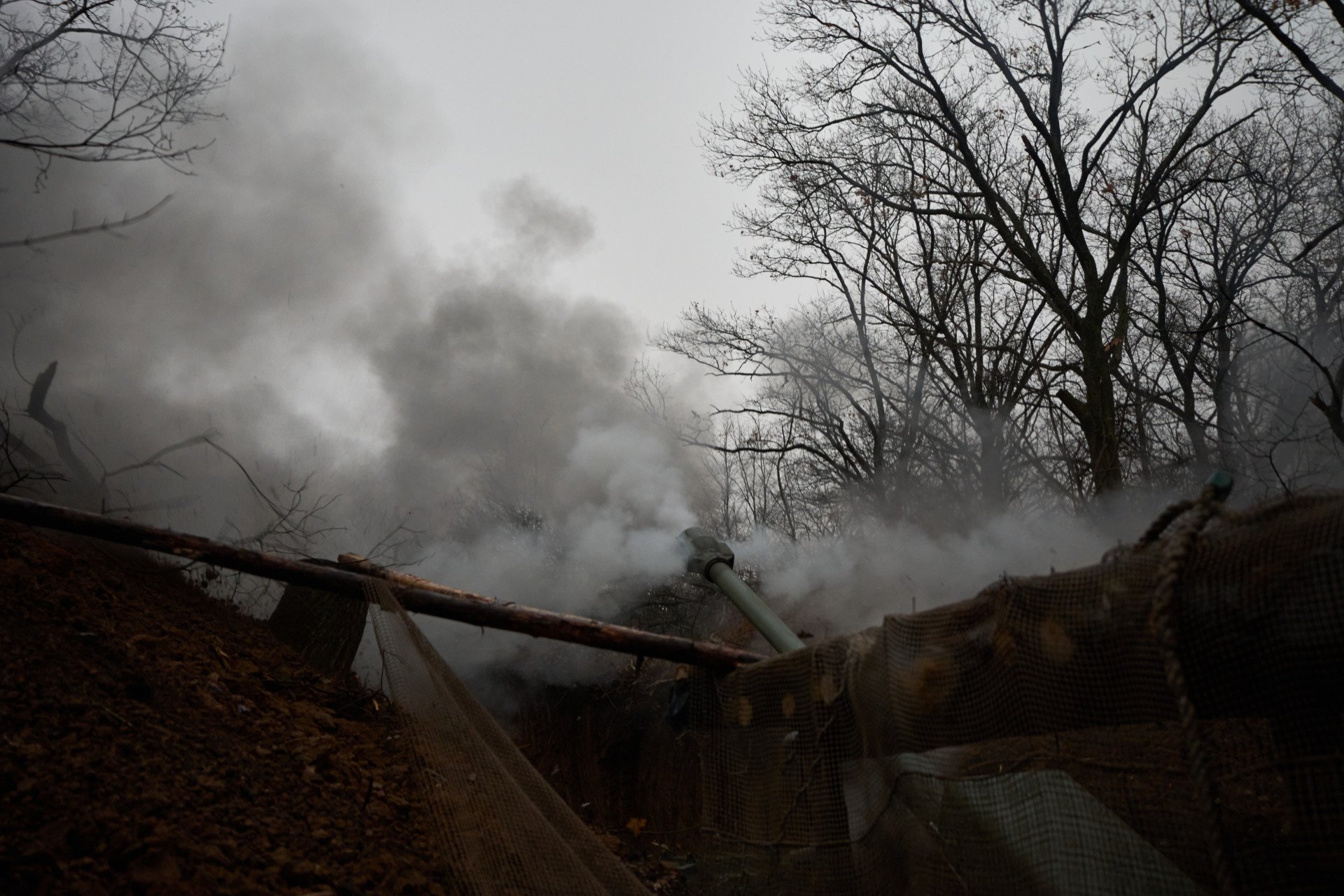 The Bohdana fires its lethal charge in the direction of Russian positions ahead. The massive blast sends a shockwave everywhere around, and better not be behind the cannon when the commander yells, “Fire!” The detonation is so loud that the ringing subsists a while after the blow, even with a noise-reducing headset. The howitzer can launch shells at a firing speed of up to 5 rounds per minute.