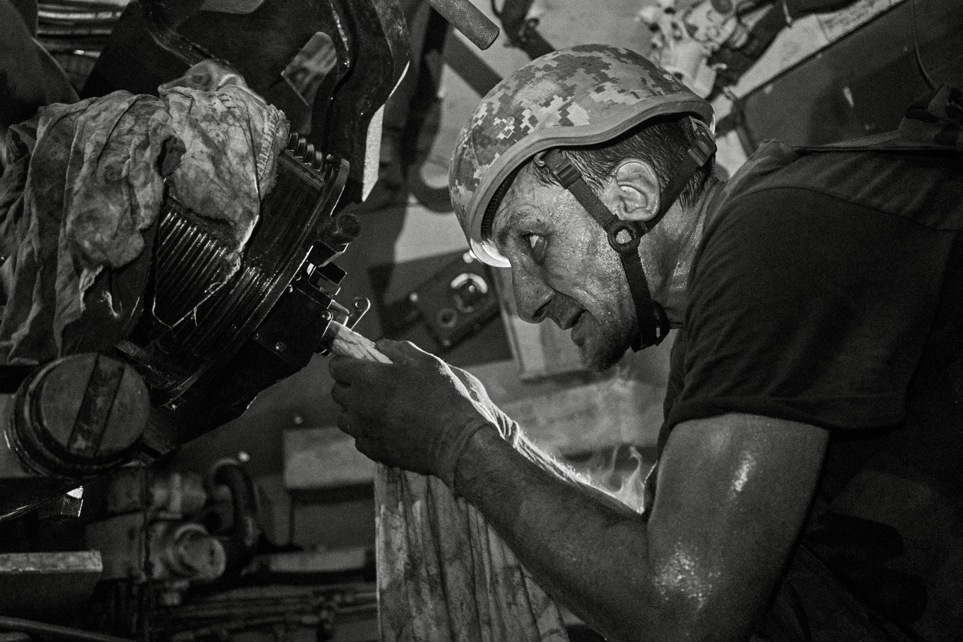 American Firepower Vs Russian Positions: Hunted by Drones, Ukrainian Artillery Crew Make Each Shell Count