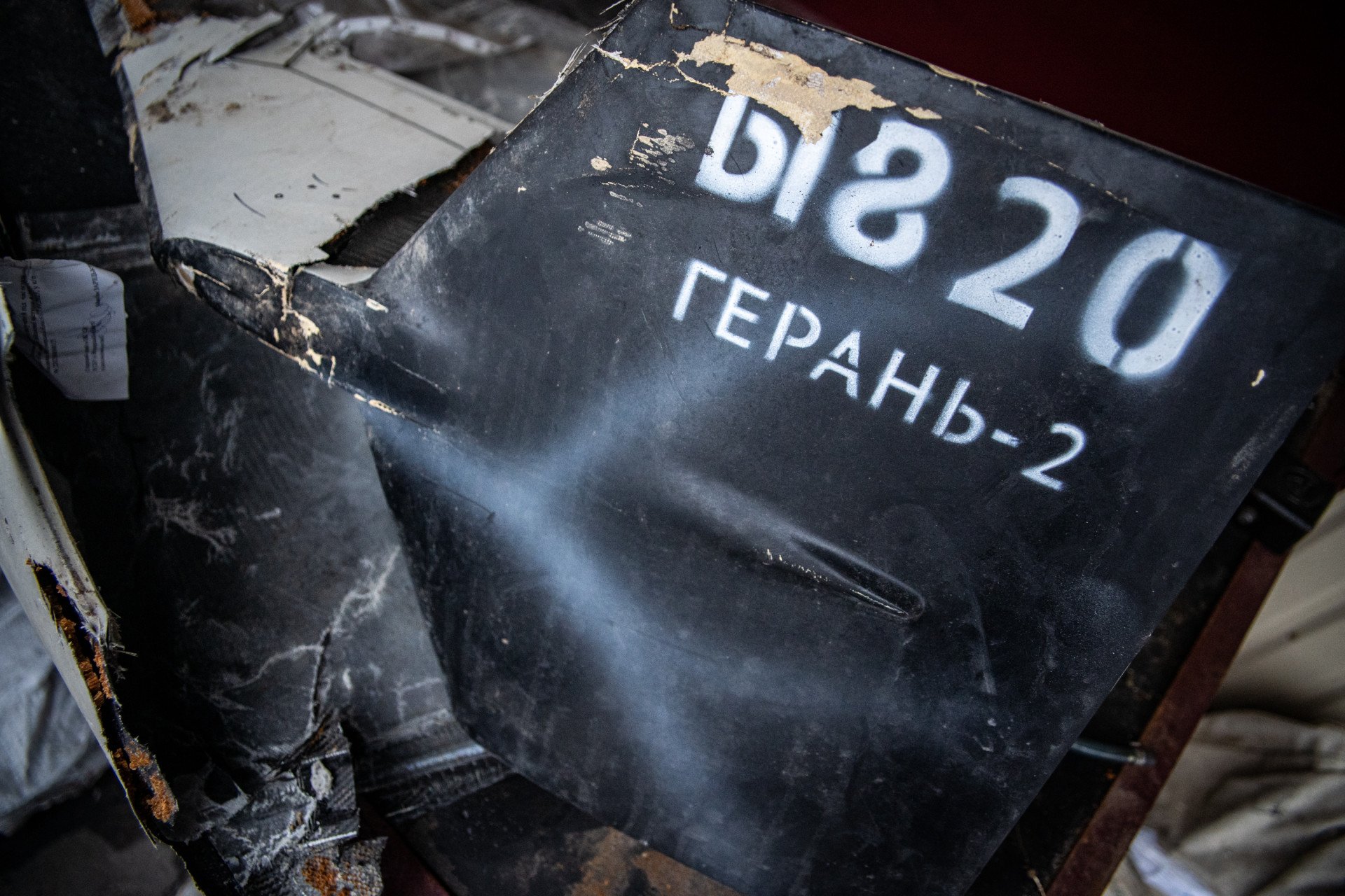 El UAV ruso Shahed-136 (Geran-2), utilizado en la guerra que Rusia mantiene contra Ucrania, se exhibe en el Instituto de Investigación Científica de Peritaje Forense de Kyiv el 15 de febrero de 2024 en Kyiv, Ucrania. Foto de Oleksii Samsonov/Global Images Ukraine vía Getty Images.