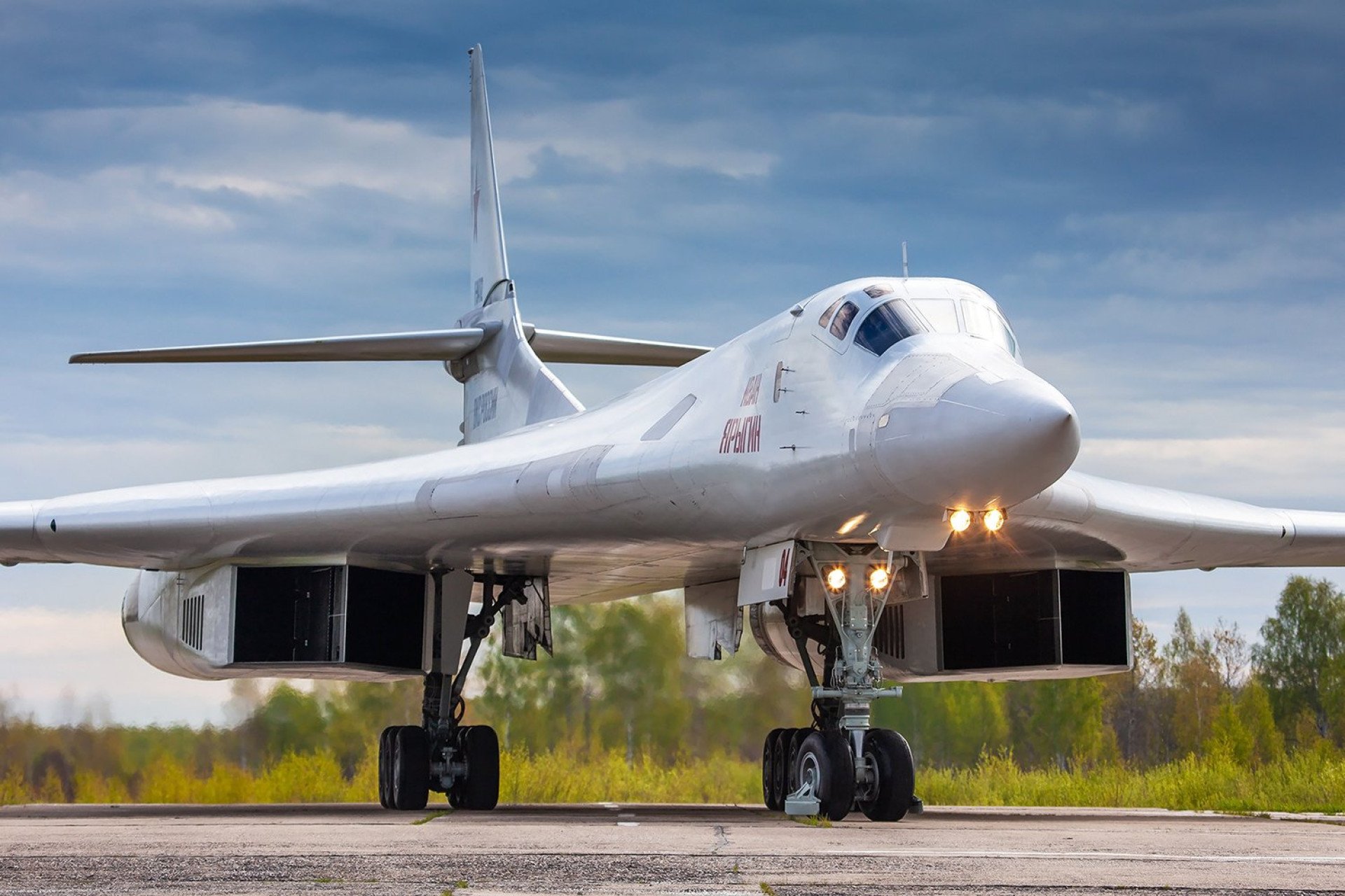 A Russian Tu-160 strategic bomber on the runway. Illustrative photo. (Photo: Open source)