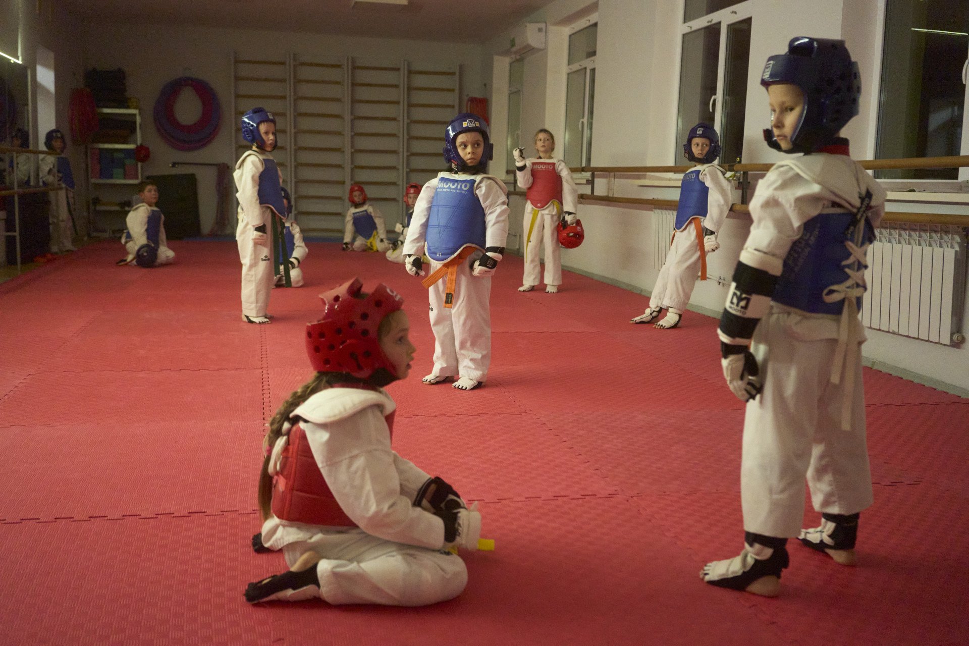 Una clase de Taekwondo en Kyiv continúa el entrenamiento con luces tenues, diciembre de 2025. Foto de Josh Olley, UNITED24 Media.