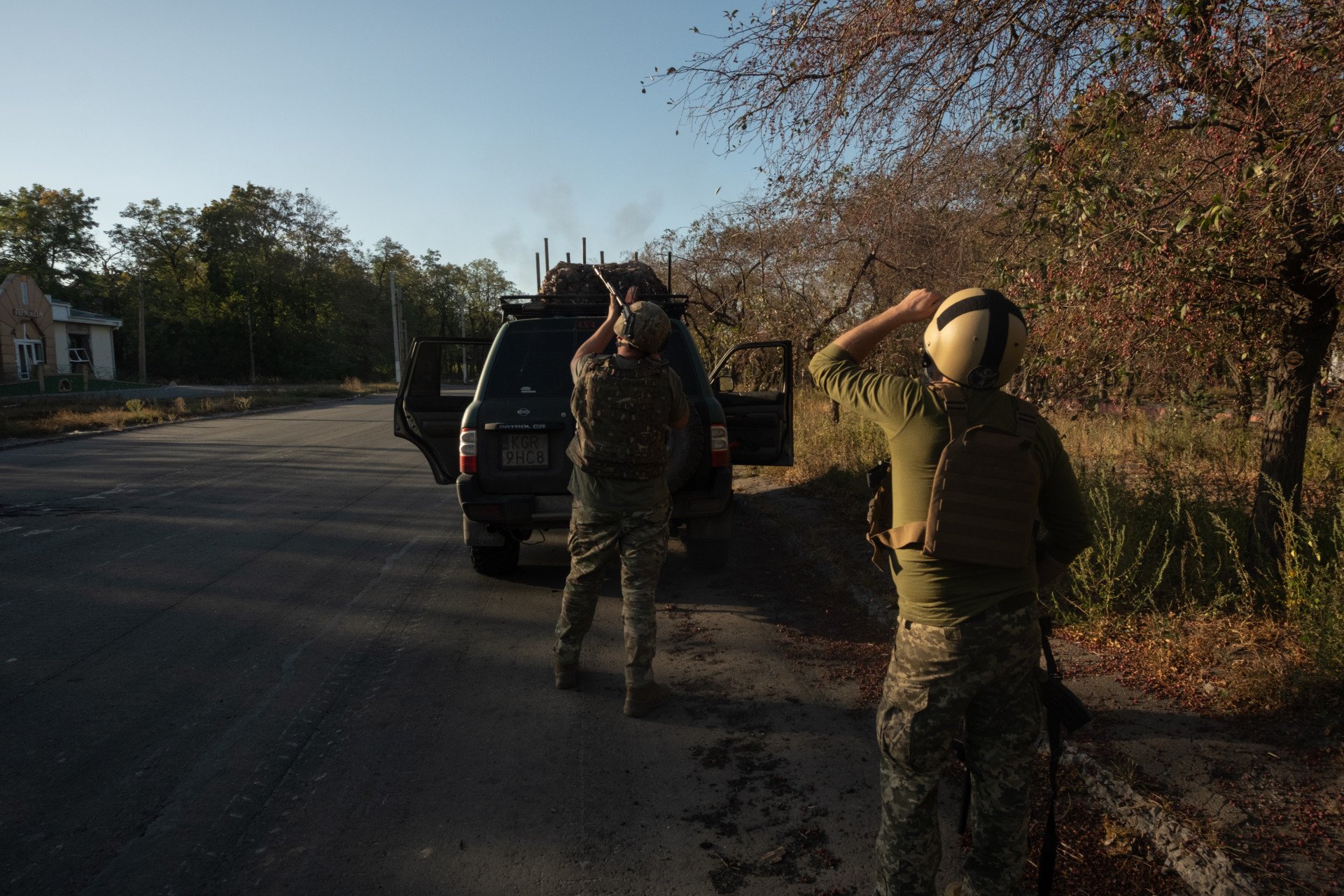 Ukrainian soldiers using a Kalashnikov rifle to shoot down a drone. Photo provided by the Communications Department of the 93rd Brigade “Kholodnyi Yar.”