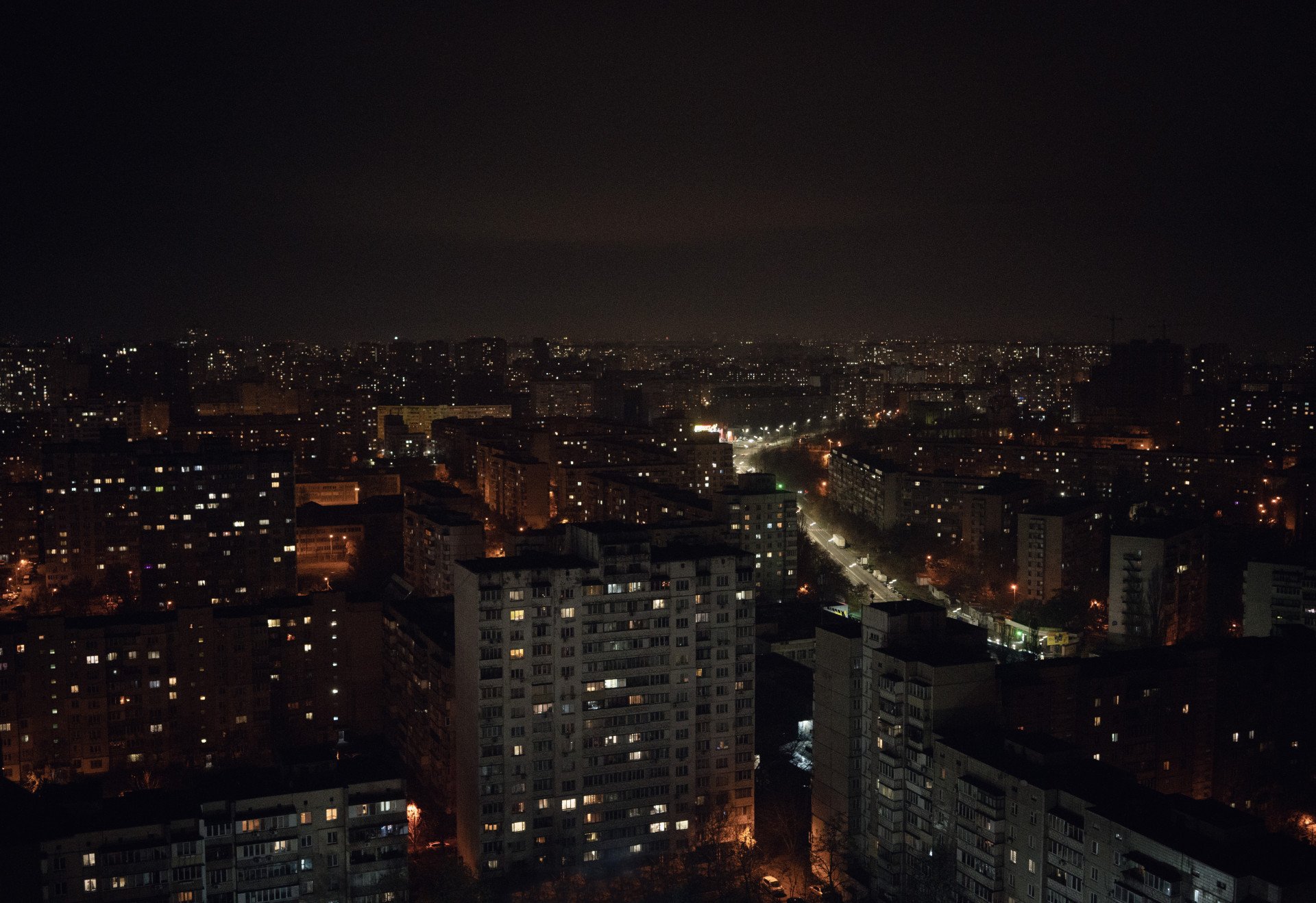 Vista de la margen izquierda del río en Kyiv, mirando hacia el sur, hacia el centro de la ciudad, completamente iluminada mientras aún hay suministro eléctrico. 13 de noviembre de 2025. Foto de Joshua Olley/UNITED24 Media.