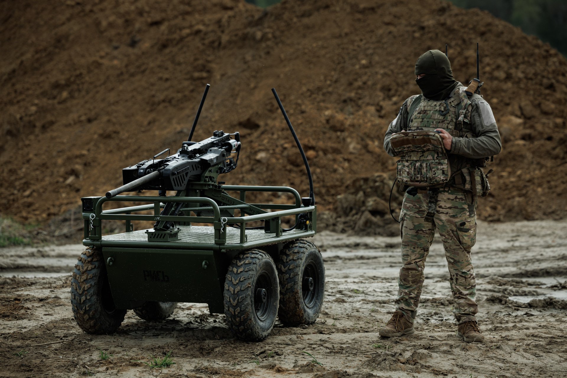 El ejército ucraniano del 214.º Batallón de Asalto Independiente OPFOR controla la plataforma ucraniana de vehículos terrestres no tripulados Rys Pro, equipada con una torreta con ametralladora controlada a distancia, durante un entrenamiento el 18 de abril de 2025 en una ubicación no especificada de Ucrania. Foto de Serhii Mykhalchuk/Global Images Ukraine a través de Getty Images.