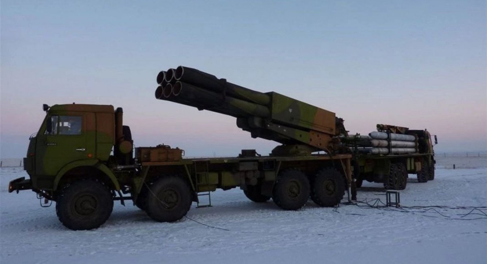 Primera versión del lanzacohetes múltiple ruso 9A52-4 Kama (predecesor del Sarma) durante las pruebas realizadas en 2010. (Fuente: Defense Express)