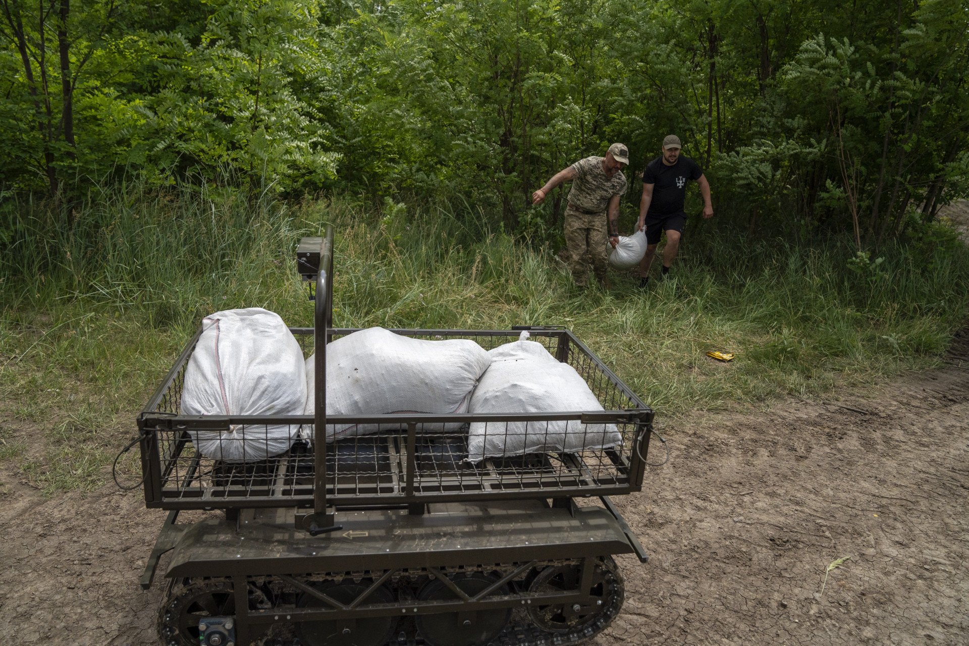 Soldados de la 93.ª Brigada prueban un dron logístico para utilizarlo en el frente de batalla en la región de Donetsk, Ucrania, el 19 de julio de 2025. Foto de José Colón/Anadolu vía Getty Images.