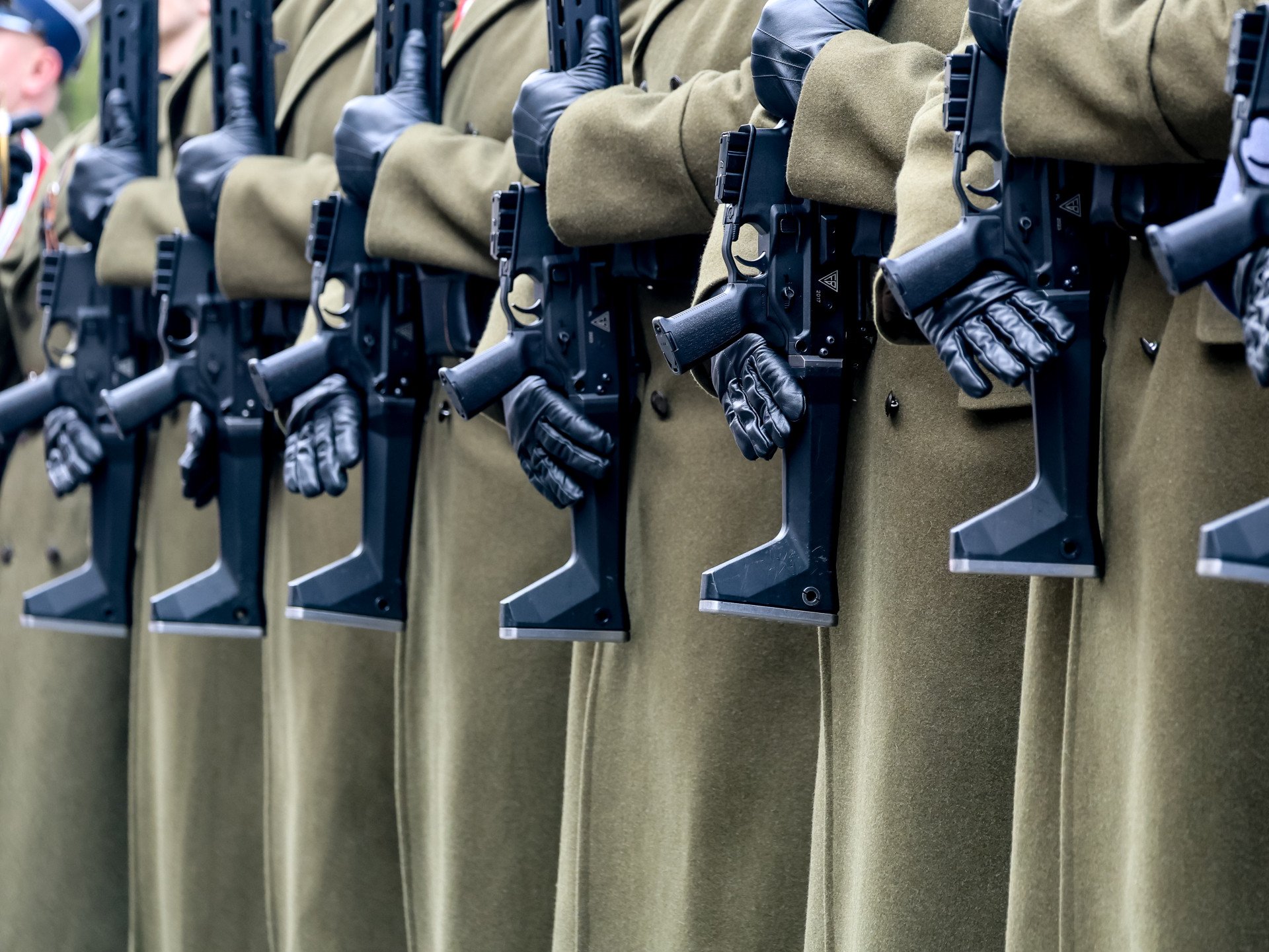 Unidades representativas de las Fuerzas Armadas de Polonia cerca del Ministerio de Defensa de Polonia en Varsovia, Polonia, para conversaciones bilaterales sobre seguridad europea el 24 de febrero de 2025. (Fuente: Getty Images)
