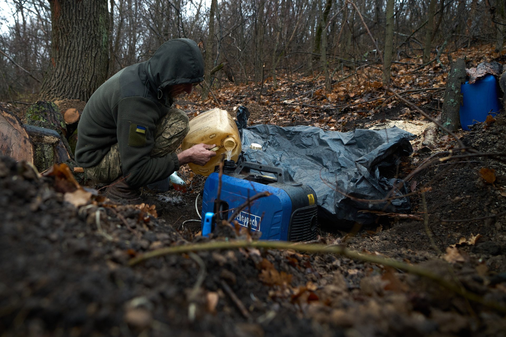 One of the crew members refills the team’s generator with fuel, a smell that permeates the entire position. A well-running generator is critical to help the men survive the brutal Ukrainian winter. If the generator fell silent, their communication with the outside world would be cut due to the lack of electricity, condemning them to a certain death. 