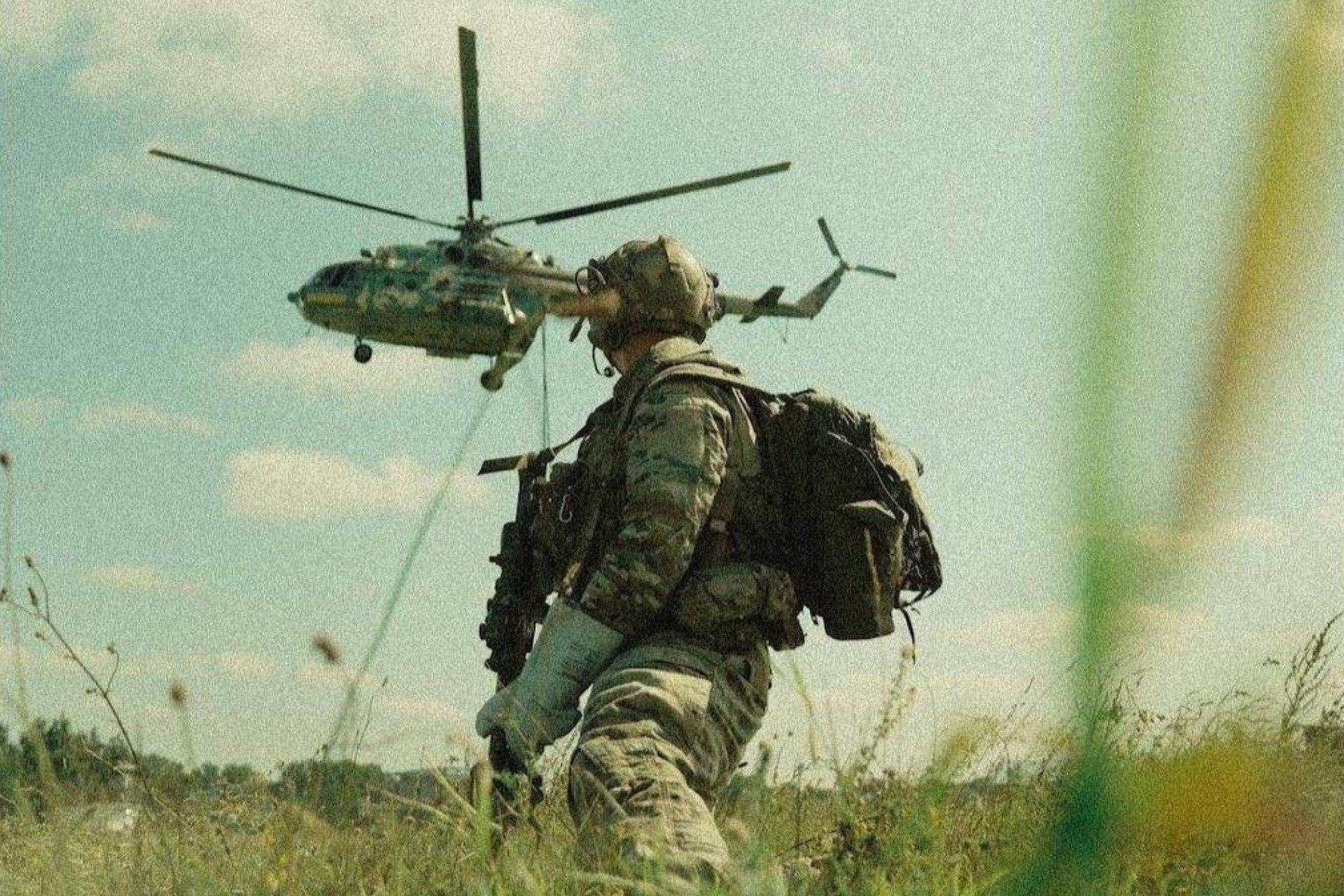 Ukrainian Special Operations Forces operator looks at the Ukrainain Air Forces helicopter, 2026. Ukrainian Special Operations Forces operator looks at the Ukrainain Air Forces helicopter, 2026.