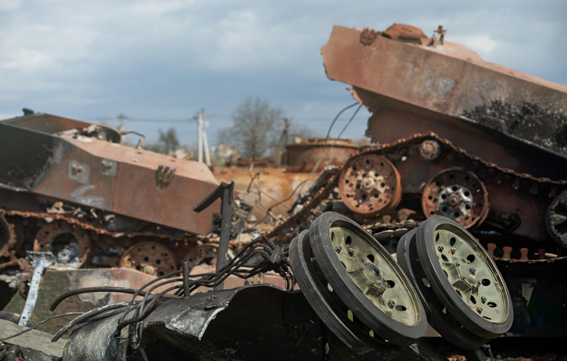 Fotografía de un cementerio de vehículos blindados y equipos militares rusos destruidos. Resumen de la guerra en Ucrania hoy y las pérdidas logísticas masivas de Moscú tras la ruptura del alto el fuego.