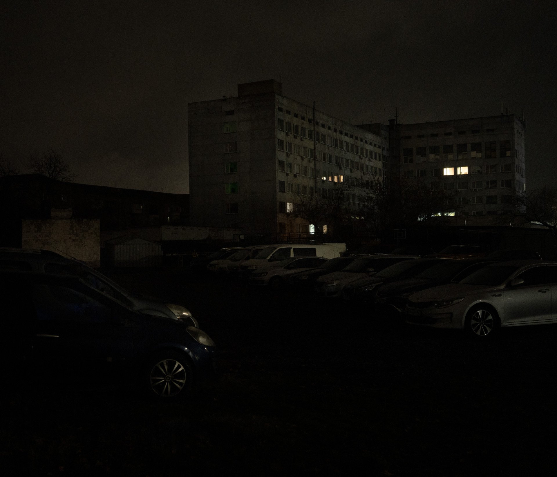 Unas pocas ventanas permanecen iluminadas mientras la ciudad sufre apagones tras los ataques a la infraestructura de Ucrania. 13 de noviembre de 2025. Foto de Joshua Olley/UNITED24 Media.