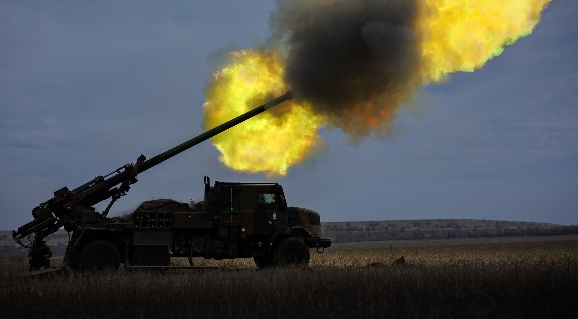 Fuego militar ucraniano con el obús autopropulsado CAESAR el 1 de marzo de 2023 en la región de Donetsk, Ucrania. (Fuente: Getty Images)