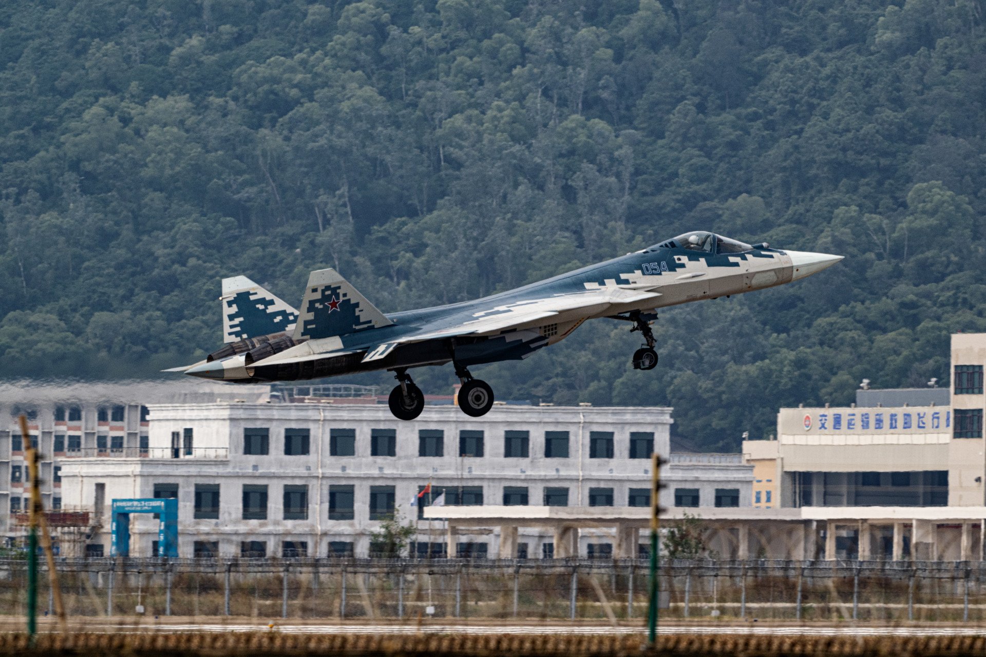 Russia’s First Su-57 Showcase in China Draws Criticism Over Design Flaws