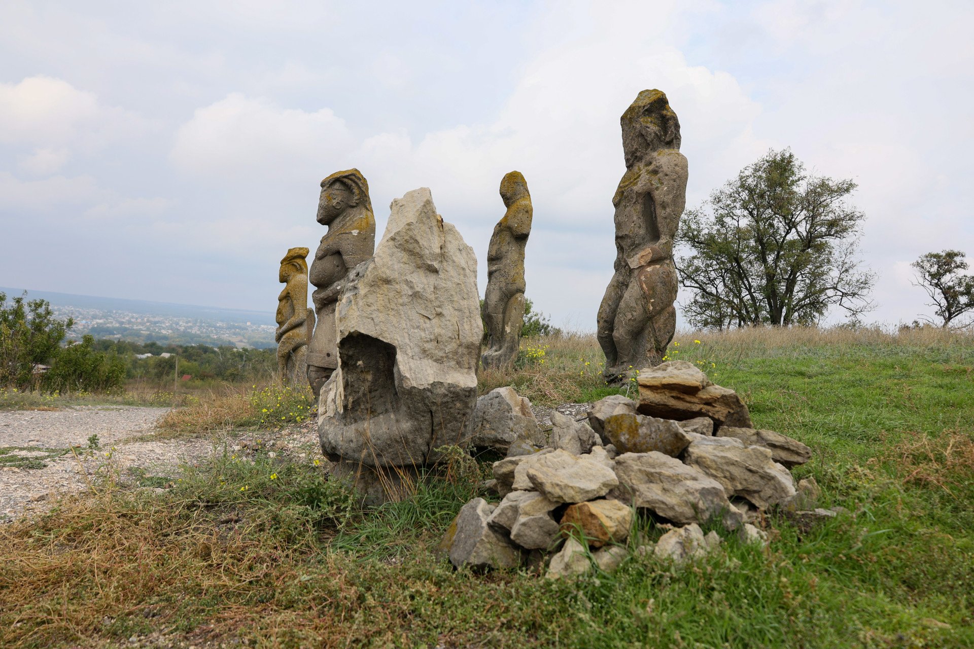 La Baba polovtsiana destruida en el monte Kremyanets, en Izyum. Estas estatuas funerarias de piedra del pueblo polovtsiano, que datan de los siglos IX al XIII, eran monumentos de arte sacro. La escultura fue destruida durante la ocupación de Izyum por las fuerzas rusas. (Foto de Sofia Bobok/Anadolu Agency vía Getty Images)