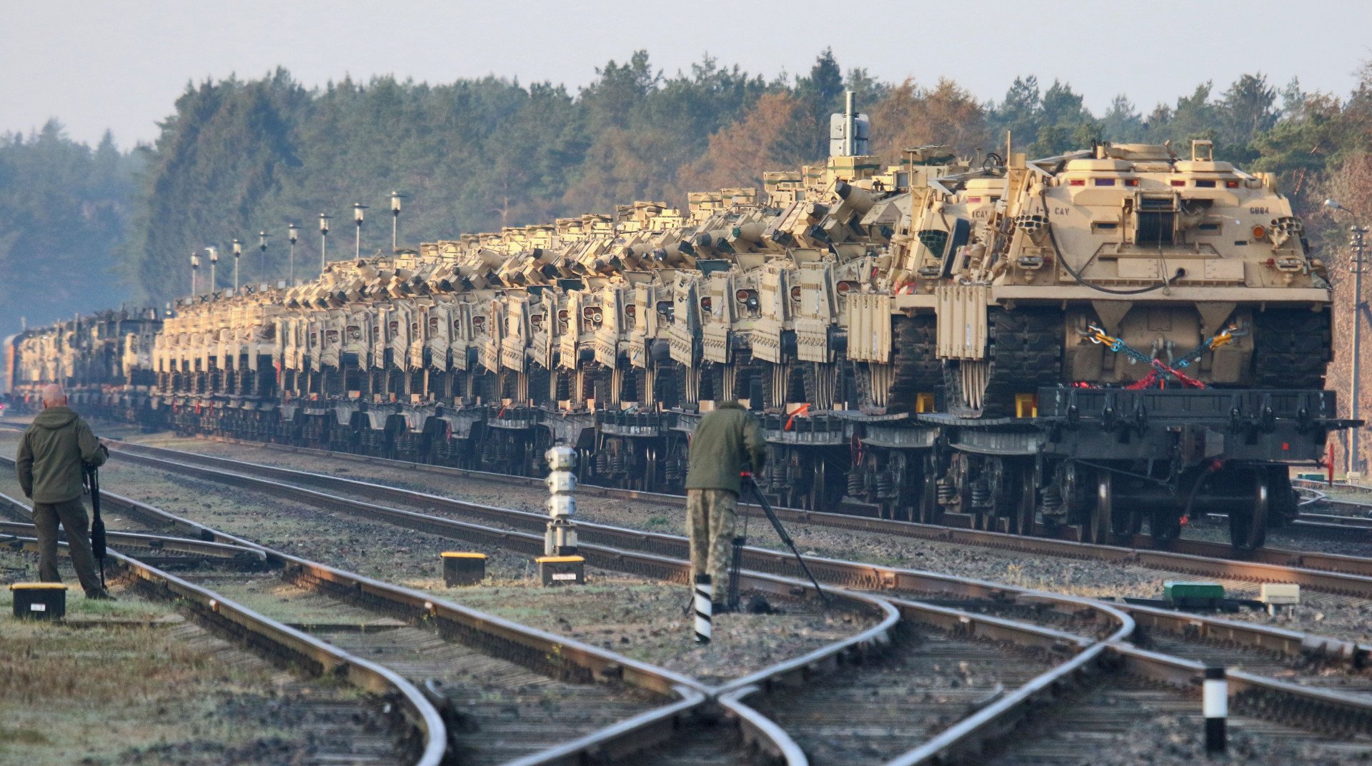 Vehículos de servicio M88 Hercules y tanques Abrams se ven en la estación de tren cerca de la base militar de Pabrade en Lituania, el 21 de octubre de 2019. (Fuente: Getty Images) riesgo de una tercera guerra mundial otan union europea rusia ucrania noticias ucrania rusia noticias misiles rusia