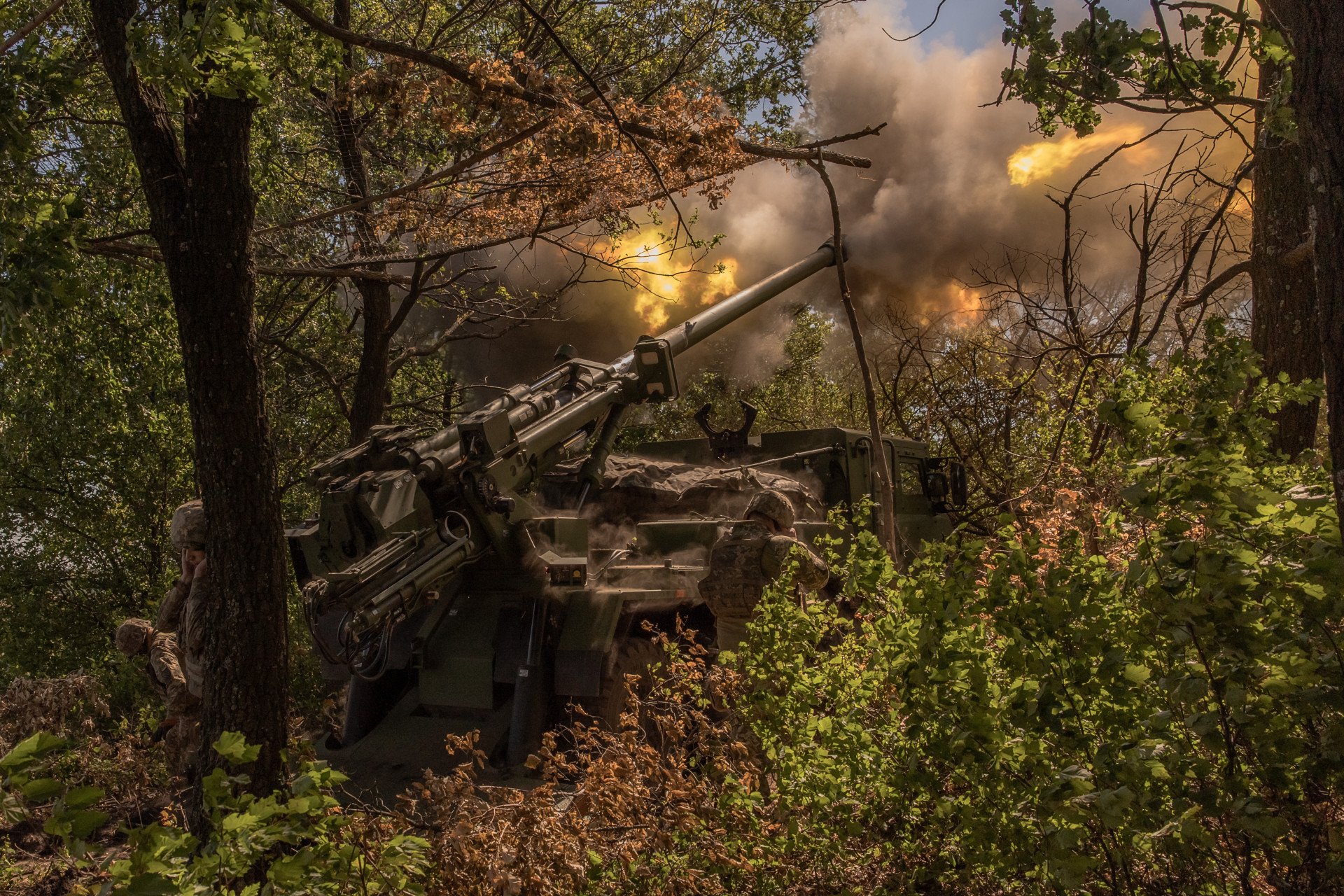 How Ukraine’s Military Uses French CAESAR Howitzers to Counter Russian Assaults