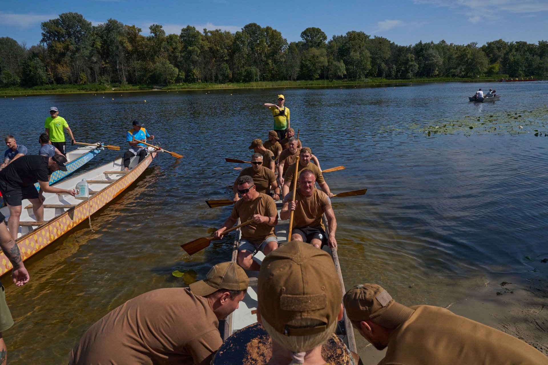 Ukrainian veterans prepare for the semi finals of the first heat. (Photo: Mykyta Shandyba/UNITED24 Media)