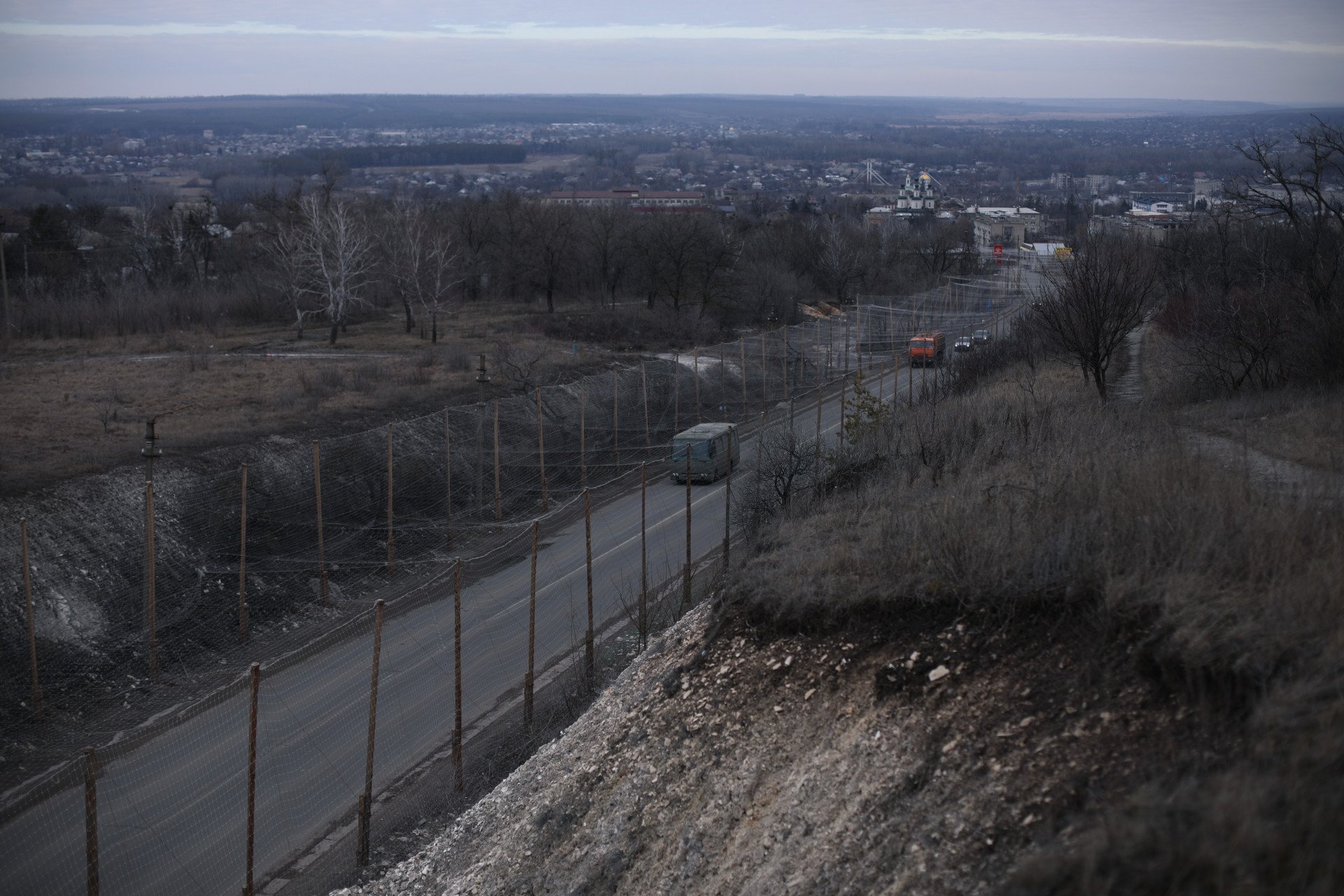Carretera que sale de Izium, en la región de Kharkiv (Ucrania), cubierta durante kilómetros con redes antidrones, muchas de ellas instaladas por el 96.º Batallón de Apoyo Independiente del III Cuerpo de Ejército. (Foto: Lucile Brizard/UNITED24 Media) La autopista de Izium está cubierta de redes antidrones.