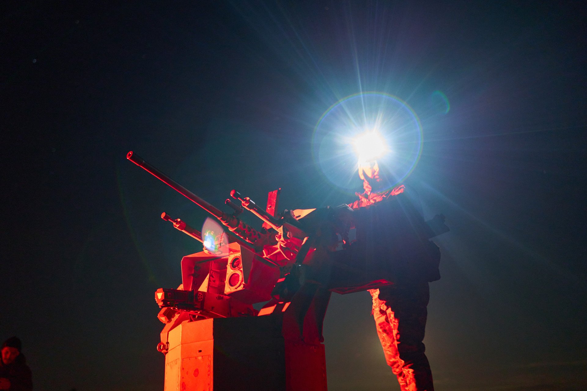 Un soldado ucraniano cerca de una torreta de defensa aérea Sky Sentinel. Foto: Mykyta Shandyba Un soldado ucraniano cerca de una torreta de defensa aérea Sky Sentinel. Foto: Mykyta Shandyba
