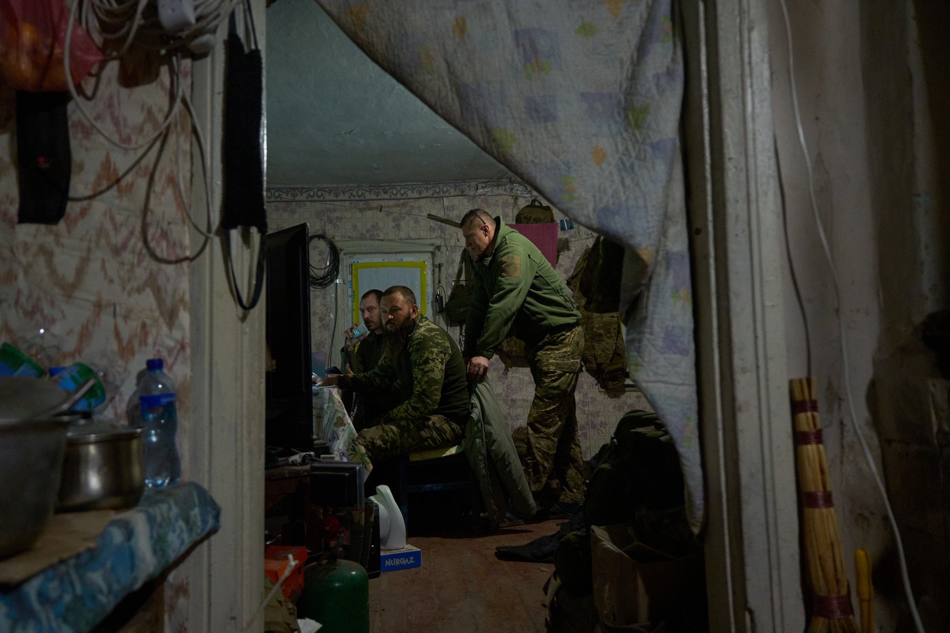 The artillery battery command oversees the crews as they target Russian forces and equipment. (Photo: Mykyta Shandyba)