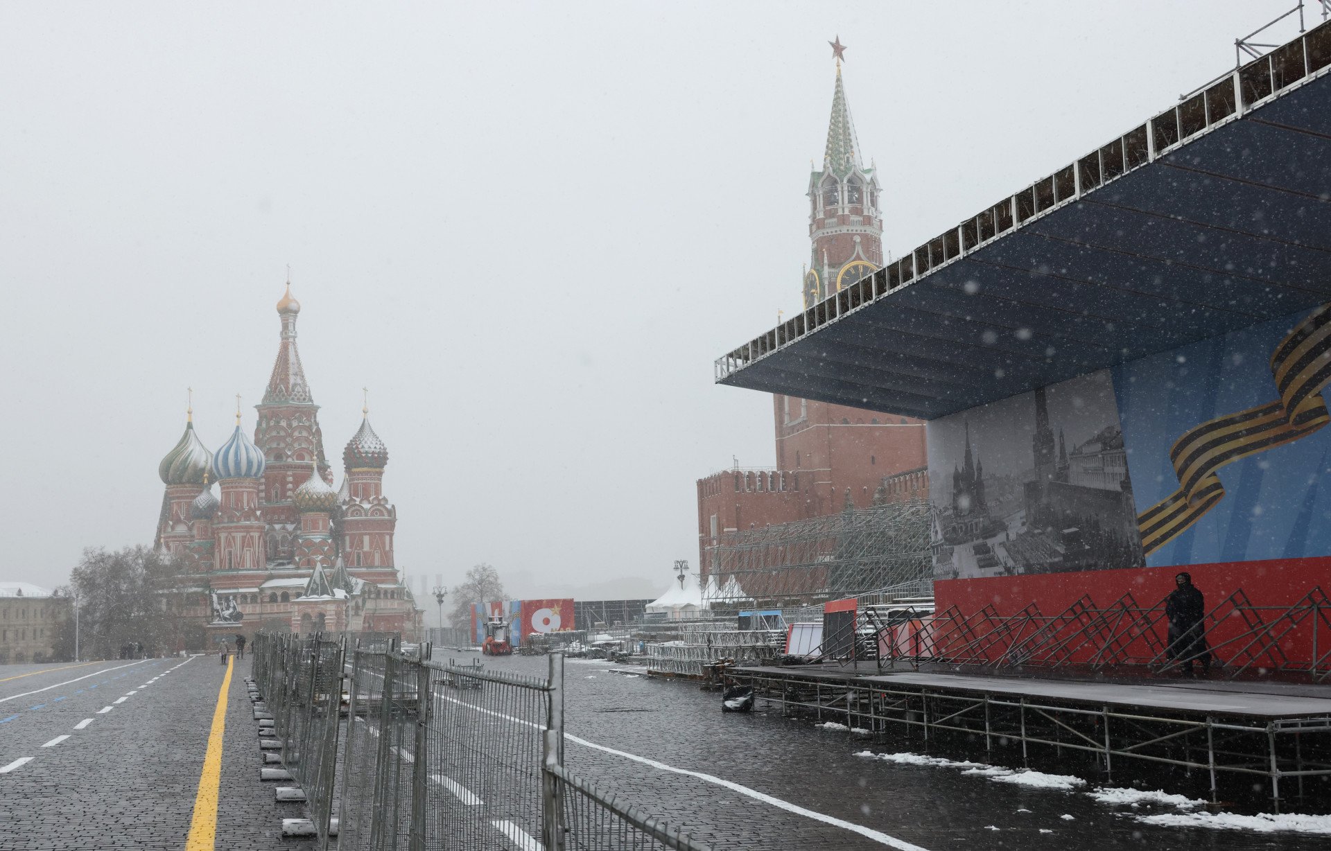 Rusia elimina tanques del desfile del 9 de mayo por la guerra Desfile del Día de la Victoria en Moscú sin tanques ni vehículos blindados en la Plaza Roja.