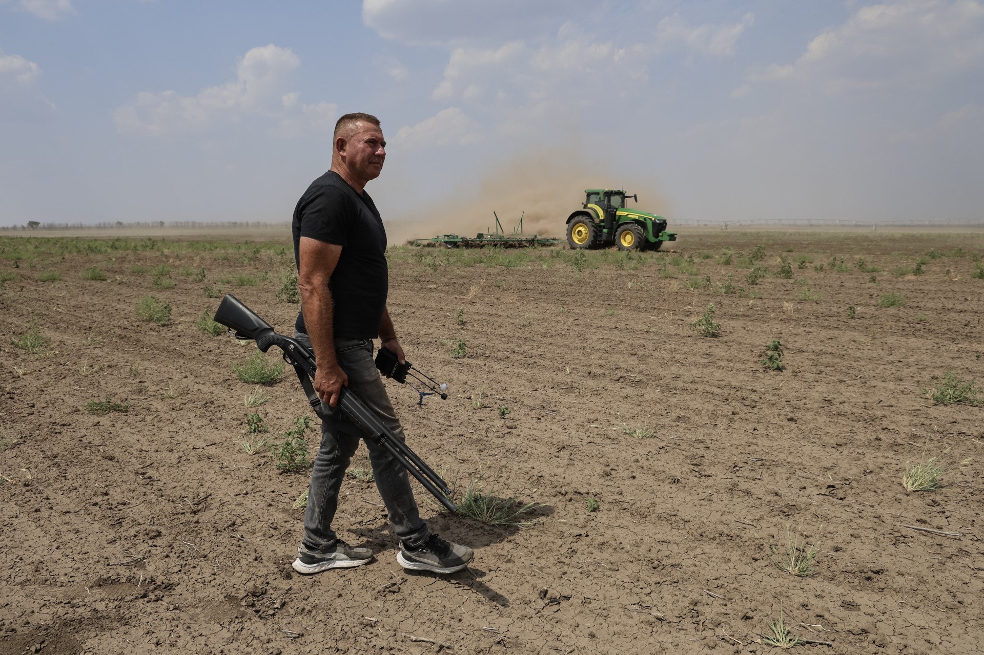 Oleksandr Hordiienko, a Kherson farmer later killed in a Russian drone strike, was photographed holding a drone detector and an anti-drone gun while workers operated a tractor in a field in Kherson Oblast, Ukraine, on July 29, 2025. (Photo by Ivan Antypenko/Suspilne Ukraine/JSC “UA: PBC"/Global Images Ukraine via Getty Images) Oleksandr Hordiienko, a Kherson farmer later killed in a Russian drone strike, was photographed holding a drone detector and an anti-drone gun while workers operated a tractor in a field in Kherson Oblast, Ukraine, on July 29, 2025. (Photo by Ivan Antypenko/Suspilne Ukraine/JSC “UA: PBC"/Global Images Ukraine via Getty Images)