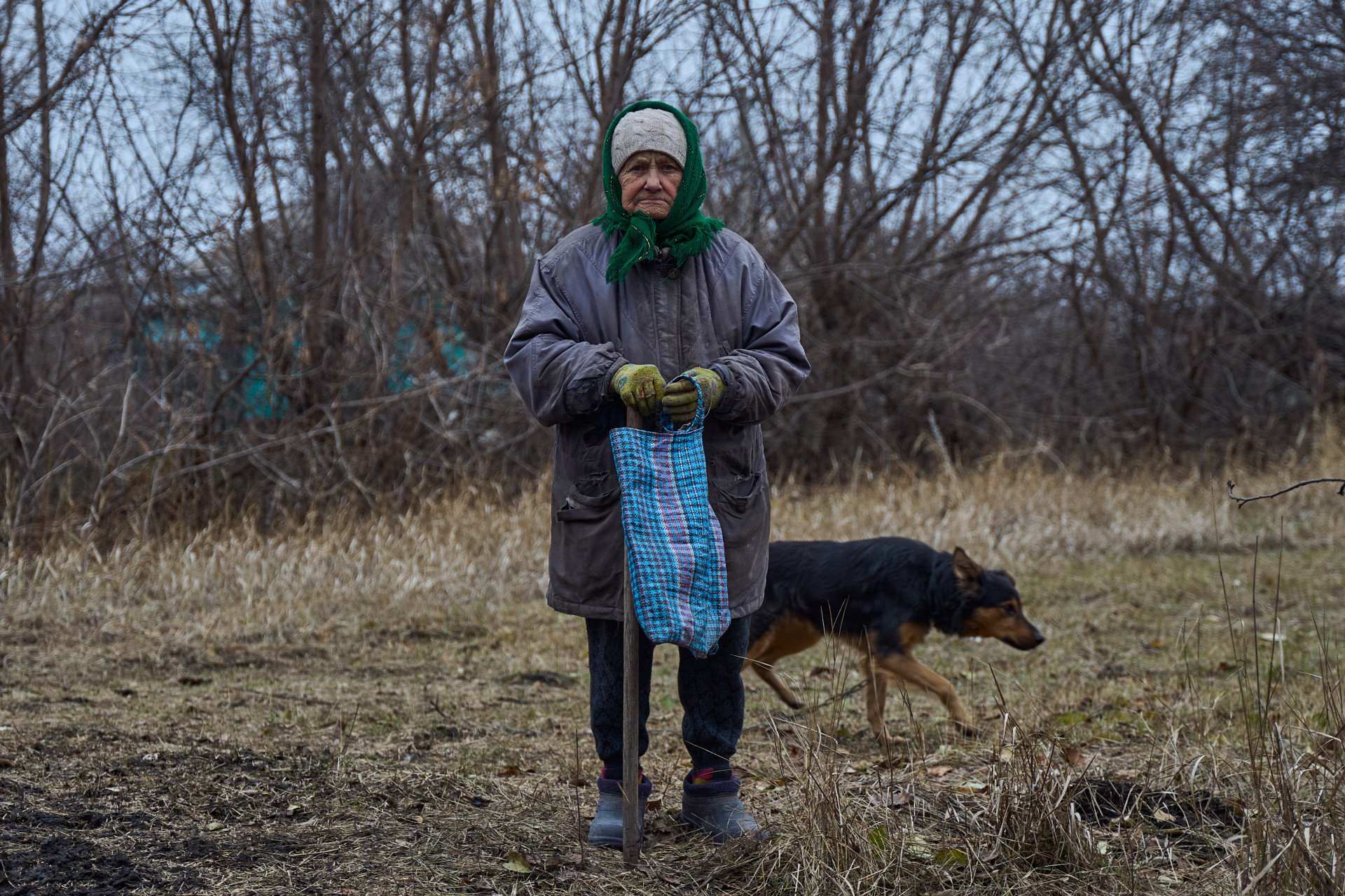 A local from Vovchansk’s outskirts visits the 154th Mechanized Brigade for firewood and supplies. (Photo: Mykyta Shandyba)