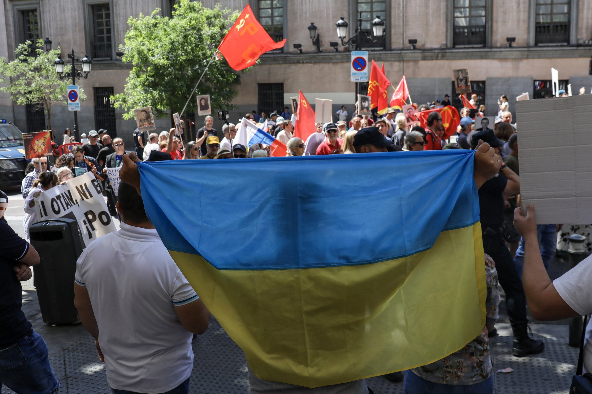 An anti-Putin protester in Madrid holds a Ukrainian flag as the pro-Soviet march passes through Atocha Street, Madrid, Spain, May 7, 2023. (Source: Getty Images) An anti-Putin protester in Madrid holds a Ukrainian flag as the pro-Soviet march passes through Atocha Street, Madrid, Spain, May 7, 2023. (Source: Getty Images)