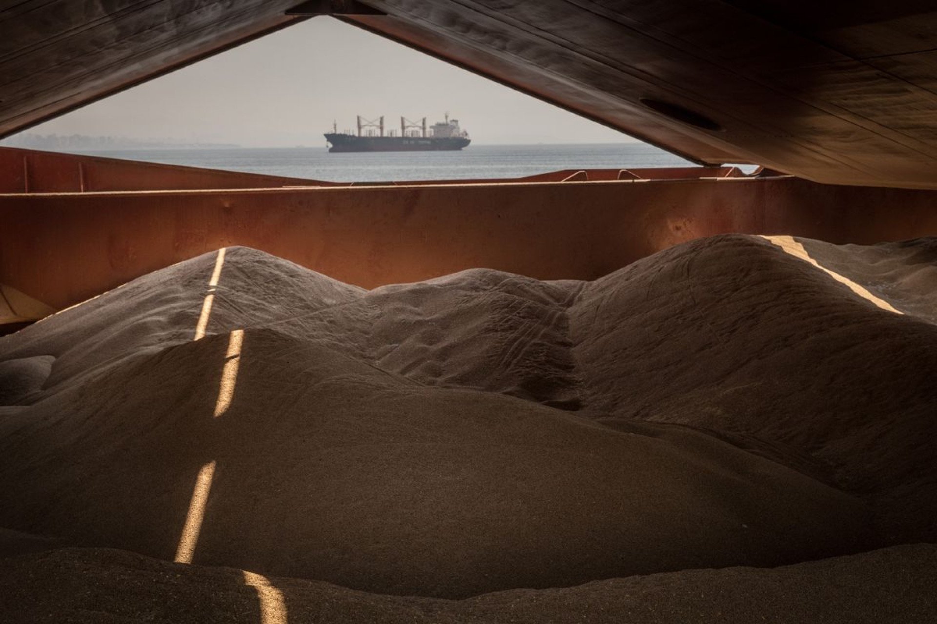 Ukraine’s Port Crews Keep Grain Exports Moving Ukraine Exports Grain Despite Russian Attacks