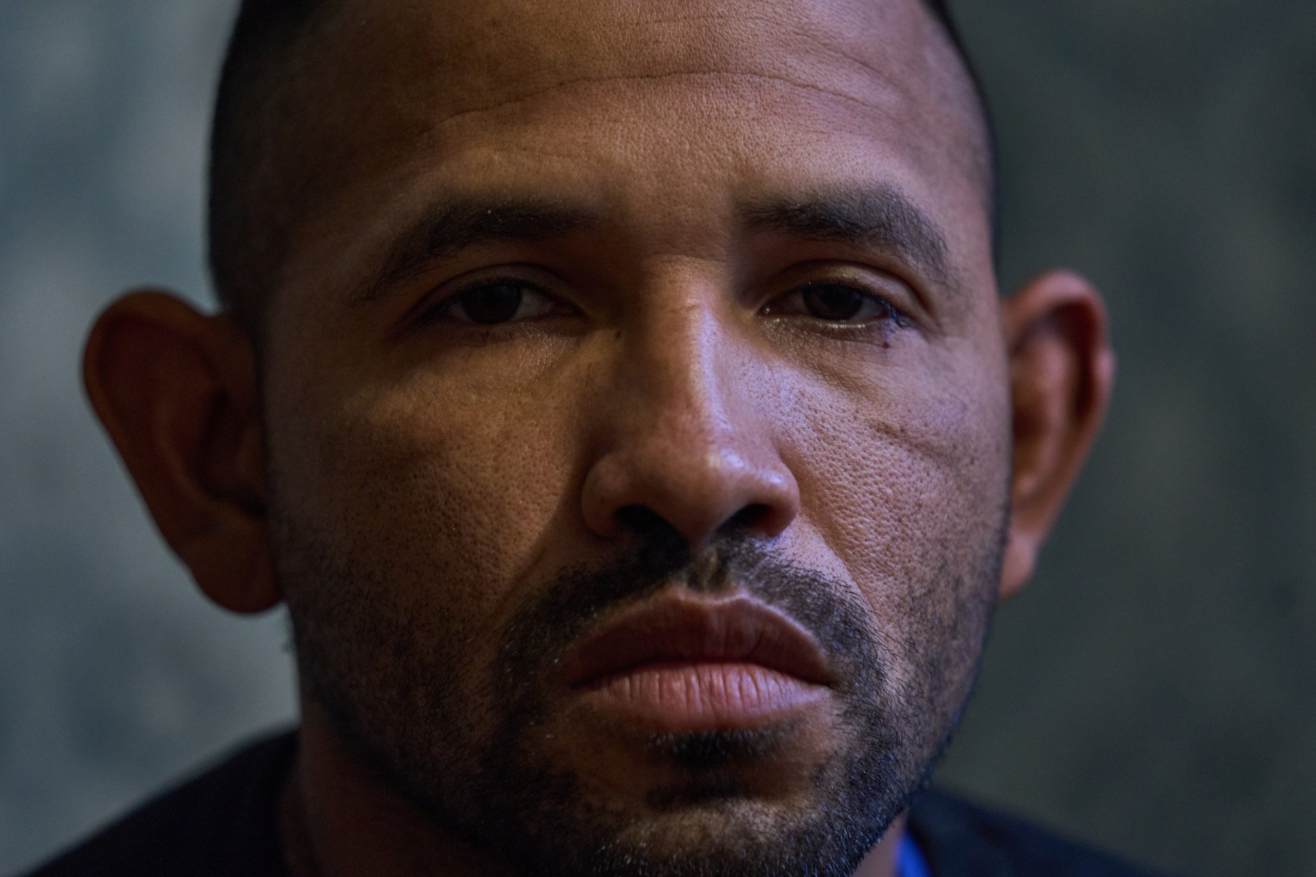Alexander Oviedo Peña, 37, a Colombian prisoner of war in Ukraine, prepares to share his experience after being tricked by deceptive recruitment schemes into joining Russia’s invading forces. (Photo: Mykyta Shandyba / UNITED24 Media Close-up portrait of Alexander Oviedo Peña, a 37-year-old Colombian prisoner of war in Ukraine lured into the Russian military.