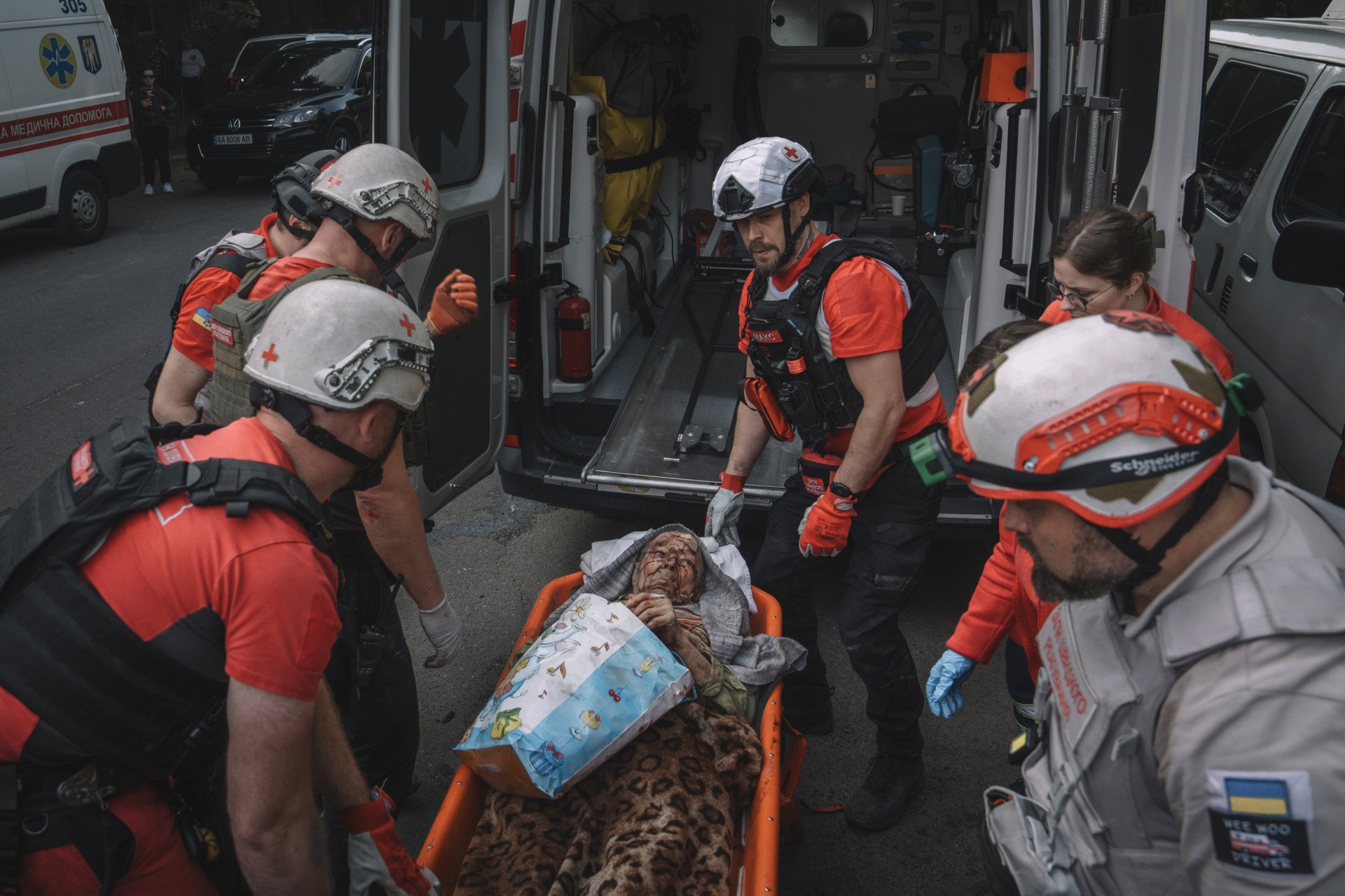 Ukrainian rescue workers evacuate an injured man from a residential apartment block hit by a Russian air strike in Kyiv, Ukraine, on June 17, 2025. Photographer: Andrew Kravchenko/Bloomberg via Getty Images