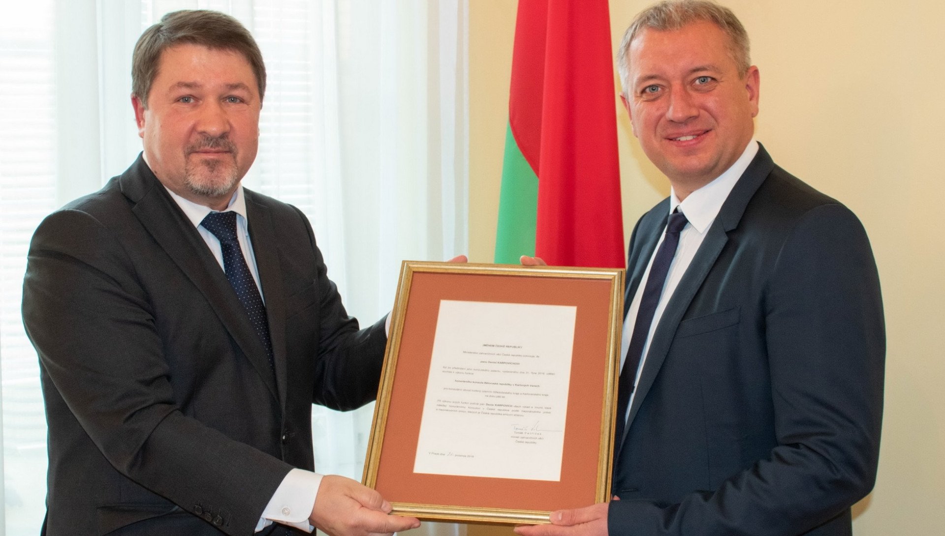 Former Belarusian Ambassador to Czechia Valery Kurdzyukou (left) with Honorary Consul Denis Karpovich (right). (Source: Embassy of the Republic of Belarus in Czechia)