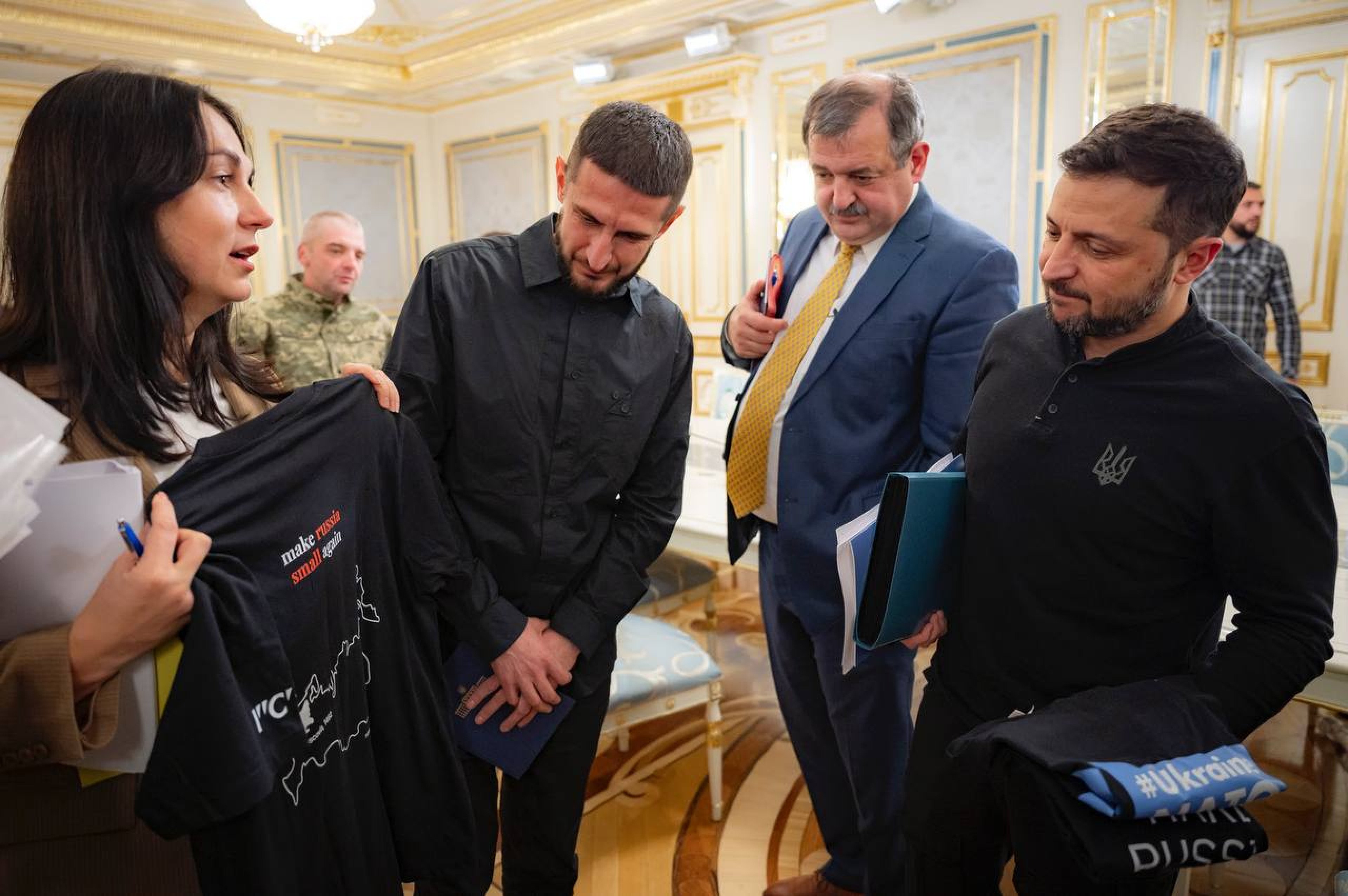 Make Russia Small Again : le tee-shirt de Volodymyr Zelensky qui fait enrager Moscou | TF1 Info