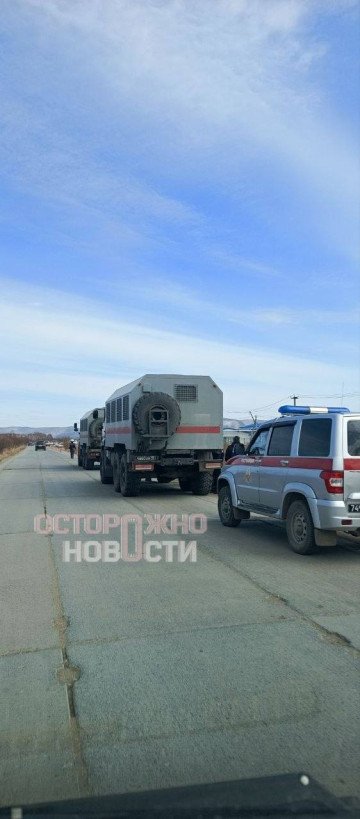 Police vehicles block access to the area near the workers’ camp. (Source: Ostorozhno Novosti)