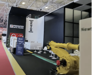 Robot amarillo por Fanuc en la exposición de Moscú en 2025