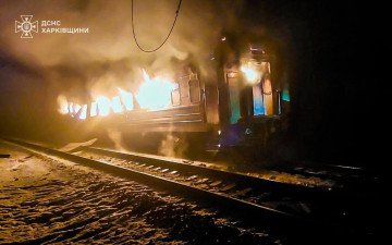 Un vagón de pasajeros se incendia en una vía férrea en la región de Kharkiv después de que drones rusos tipo Shahed atacaran el tren Barvinkove–Lviv–Chop en la comunidad de Barvinkove el 27 de enero. (Fuente: DSNS Kharkiv)