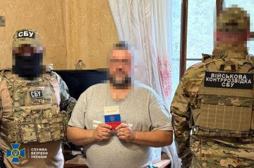 SBU military counterintelligence officers detain a suspected Russian agent. (Source: SSU)