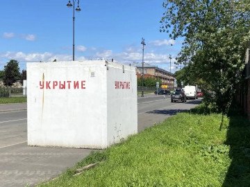 A newly installed public drone shelter stands along a street in Kronstadt, part of local authorities’ emergency preparedness measures. (Source: Kronstadt District Administration) A newly installed public drone shelter stands along a street in Kronstadt, part of local authorities’ emergency preparedness measures. (Source: Kronstadt District Administration)