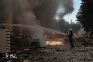 Un bombero extingue un incendio en Kyiv tras el ataque masivo ruso del 2 de junio de 2026. Los servicios de emergencia trabajaron en 29 ubicaciones de la capital. (Fuente: DSNS Kyiv) Bombero extingue un incendio junto a vehículos dañados en Kyiv tras el ataque ruso del 2 de junio de 2026.