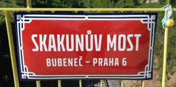 A street sign in Prague naming a bridge after Vitaliy Skakun, honoring his bravery and contribution to Ukraine’s defense. (Source: ArmyInform)