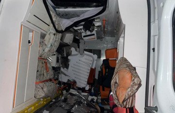 Una ambulancia dañada por un bombardeo ruso en la región de Dnipropetrovsk, Ucrania, el 4 de noviembre de 2025. (Fuente: Vladyslav Haivanenko)