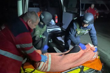 Equipos de rescate y paramédicos evacuan a un civil herido tras el ataque ruso en la región de Dnipropetrovsk, Ucrania, el 4 de noviembre de 2025. (Fuente: Vladyslav Haivanenko)