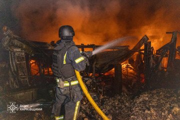 Los bomberos trabajan para extinguir incendios a gran escala en Kharkiv tras los ataques nocturnos con drones rusos del 24 de septiembre de 2025. (Fuente: SES) Los bomberos trabajan para extinguir incendios a gran escala en Kharkiv tras los ataques nocturnos con drones rusos del 24 de septiembre de 2025. (Fuente: SES)