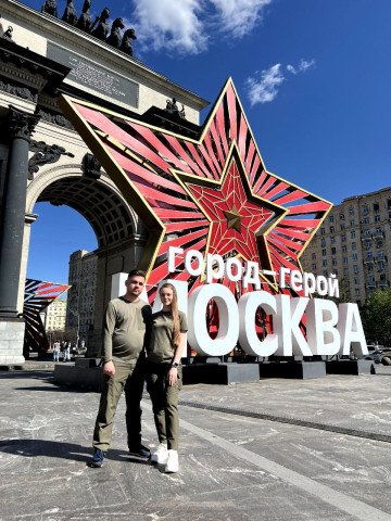 Marianna Vyshimirskaya y su esposo posan frente a una instalación de “Ciudad Heroica Moscú” cerca del Arco del Triunfo en Moscú. (Fuente: Marianna Vyshimirskaya/Telegram)