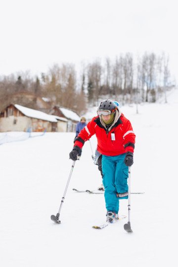 Participant trains on the slope under instructor supervision, learning to balance on one ski with outriggers during the first week of sessions at the new adaptive skiing center in the Lviv region. (Source: Department of Sports, Youth and Tourism of the Lviv Regional Military Administration)