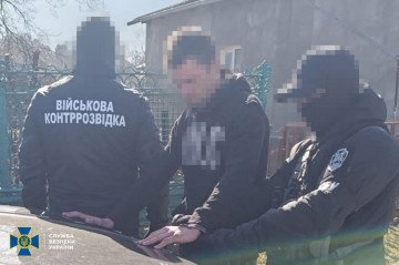 SBU military counterintelligence officers detain a suspected Russian agent. (Source: SSU)
