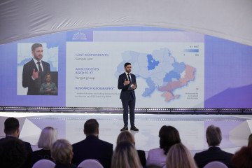 Yevhen Kudriavtsev presenta los resultados de una encuesta realizada a adolescentes ucranianos de entre 15 y 17 años durante una sesión de la Cumbre de Primeras Damas y Primeros Caballeros celebrada en Kyiv. (Fuente: UNITED24 Media/Joshua Olley)